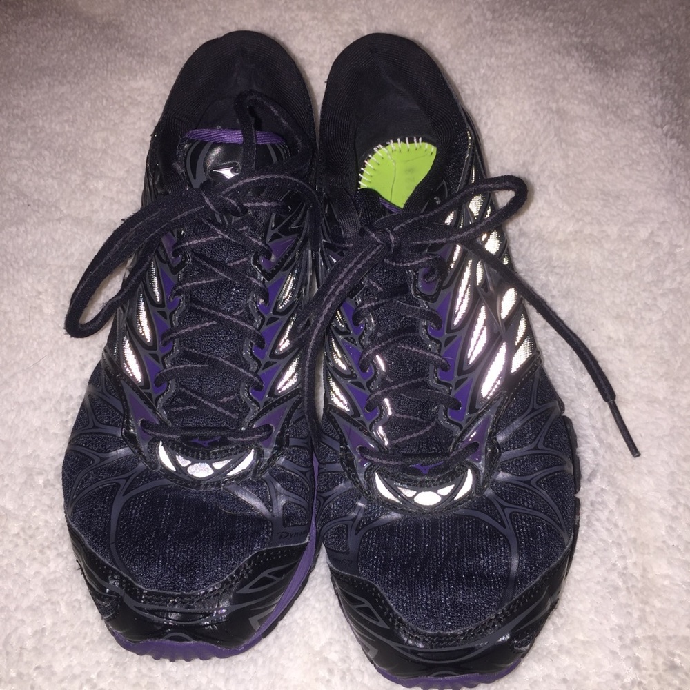 Mizuno running shoes. Black. Size 9